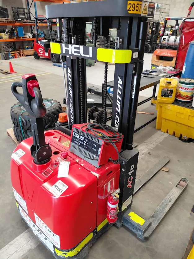Used Heli AC16 Straddle Stacker Gallery Image 3