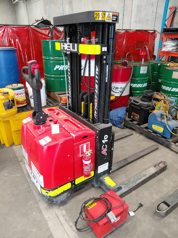 Used Heli AC16 Straddle Stacker Gallery Image 5