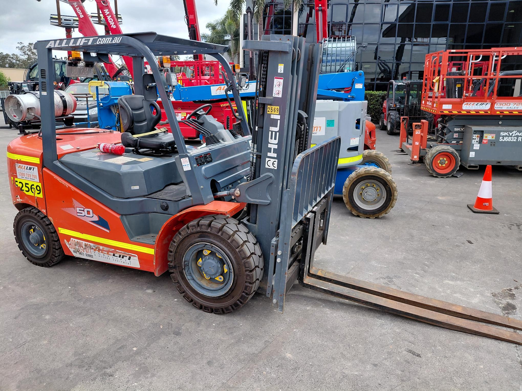 Heli 5t LPG Forklift - For Sale image 2